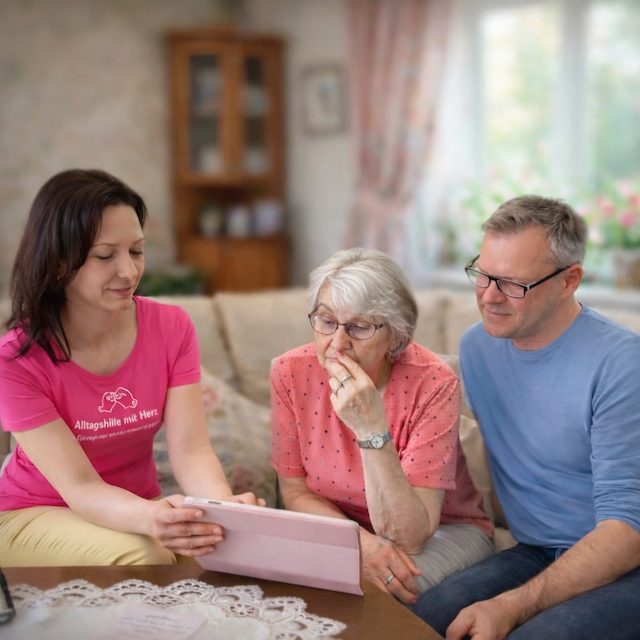 Alltagshilfe mit Herz - eine Mitarbeiterin führt ein Gespräch zur Pflegeorganisation